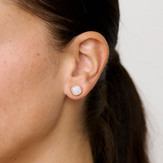 Dainty unique diamonds and gold earring Stylish fashionable jewelry Rope framed stud Sparkling diamonds vs clarity