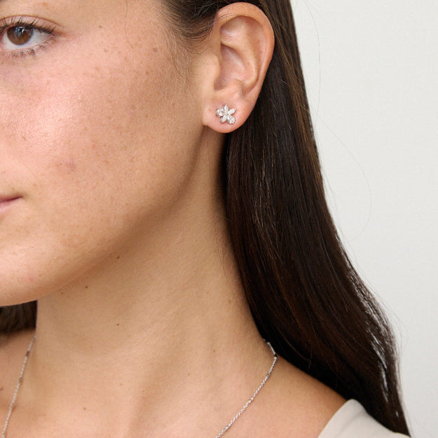 VS clarity Marquise 18 Karat white gold